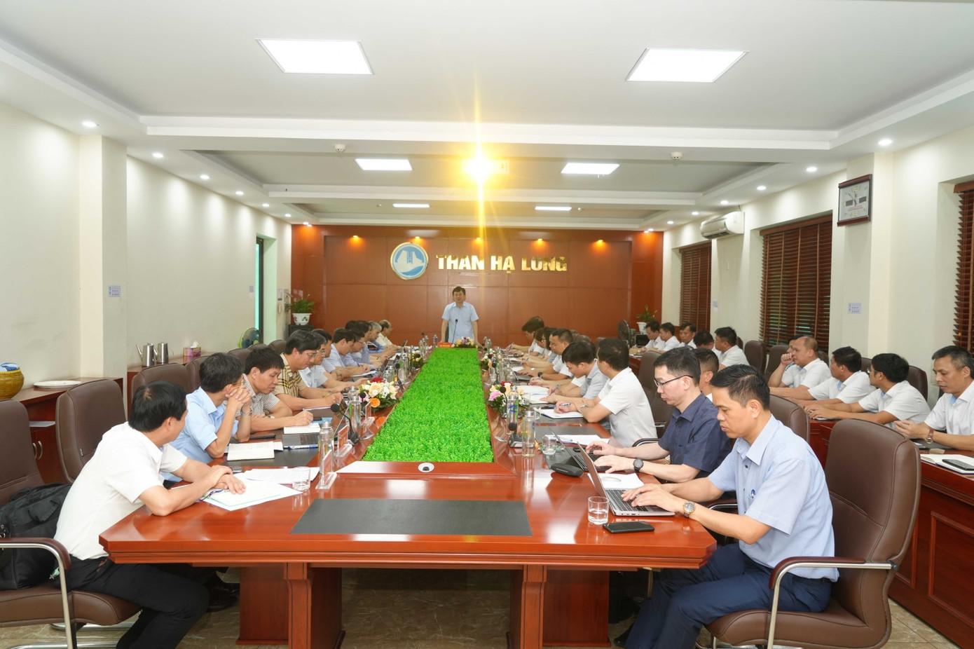 Đồng chí Ngô Hoàng Ngân - Bí thư Đảng uỷ, Chủ tịch HĐTV Tập đoàn chủ trì làm việc với Công ty Than Hạ Long.