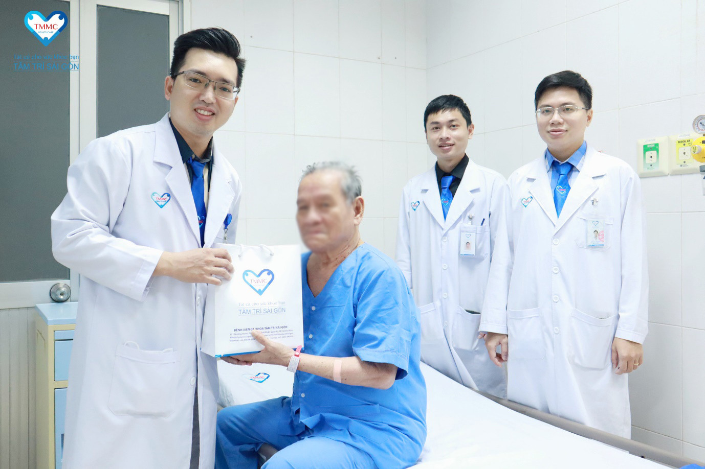 Các bác sĩ đại diện Bệnh viện Đa khoa Tâm Trí Sài Gòn tặng quà, chúc mừng bệnh nhân xuất viện.