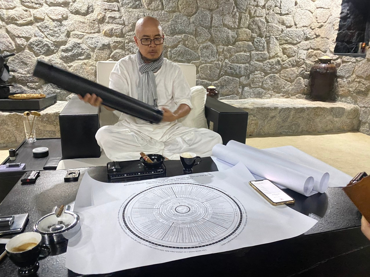 Ông Đặng Lê Nguyên Vũ và những đồ hình do ông ghi chép lại và hệ thống "từ những điều Trời chỉ dạy".