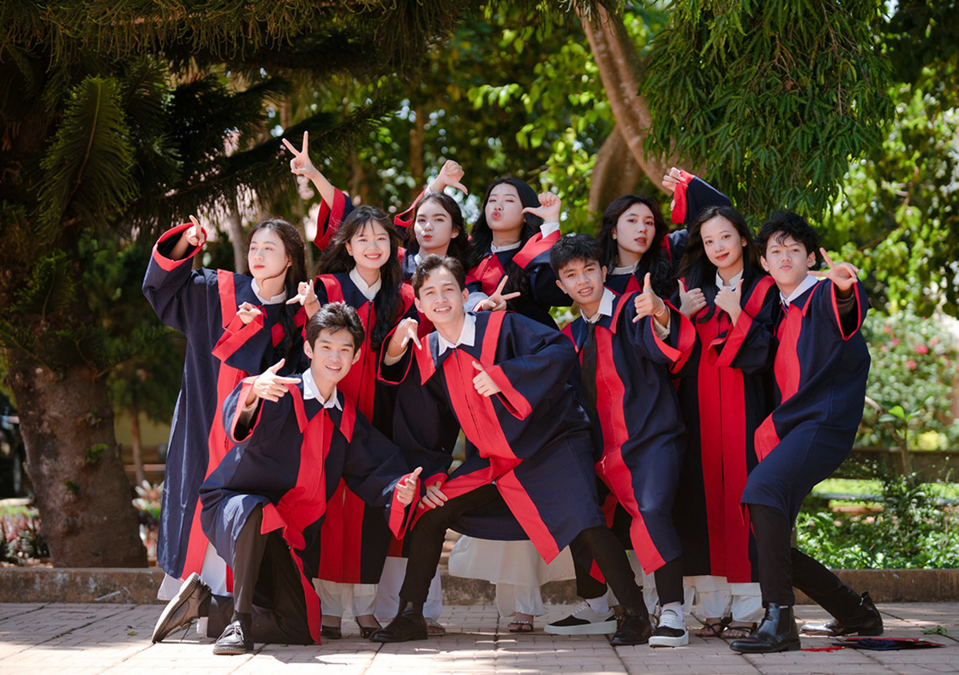 Những tháng năm học tập và vui chơi đầy sôi nổi bên bạn bè là niềm cảm hứng để Hoàng Đạt Thành(đầu tiên từ trái sang - hàng đầu) bước vào chặng đường học tập mới tại ĐH Duy Tân Những tháng năm học tập và vui chơi đầy sôi nổi bên bạn bè là niềm cảm hứng để Hoàng Đạt Thành(đầu tiên từ trái sang - hàng đầu) bước vào chặng đường học tập mới tại ĐH Duy Tân