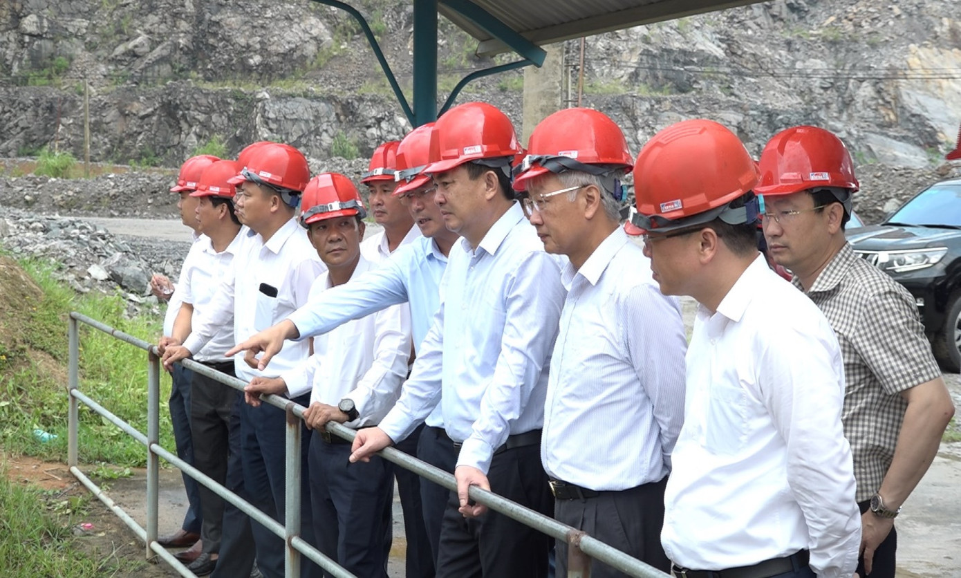 Đoàn công tác kiểm tra hiện trường sản xuất Mỏ đồng Sin Quyền.