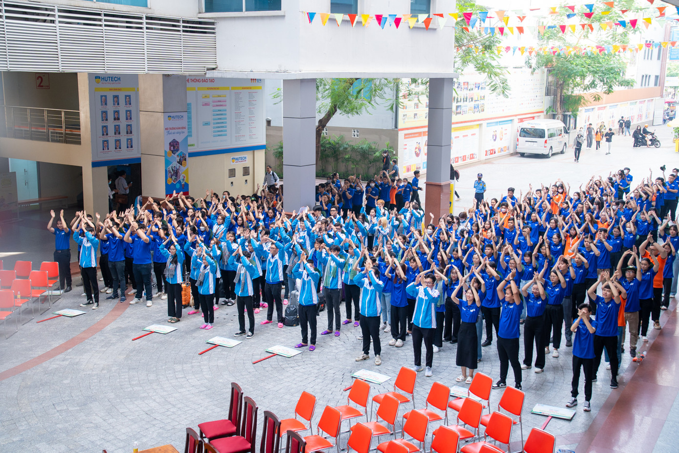 Áo xanh HUTECH hừng hực khí thế, sẵn sàng lên đường đến với những miền quê xa