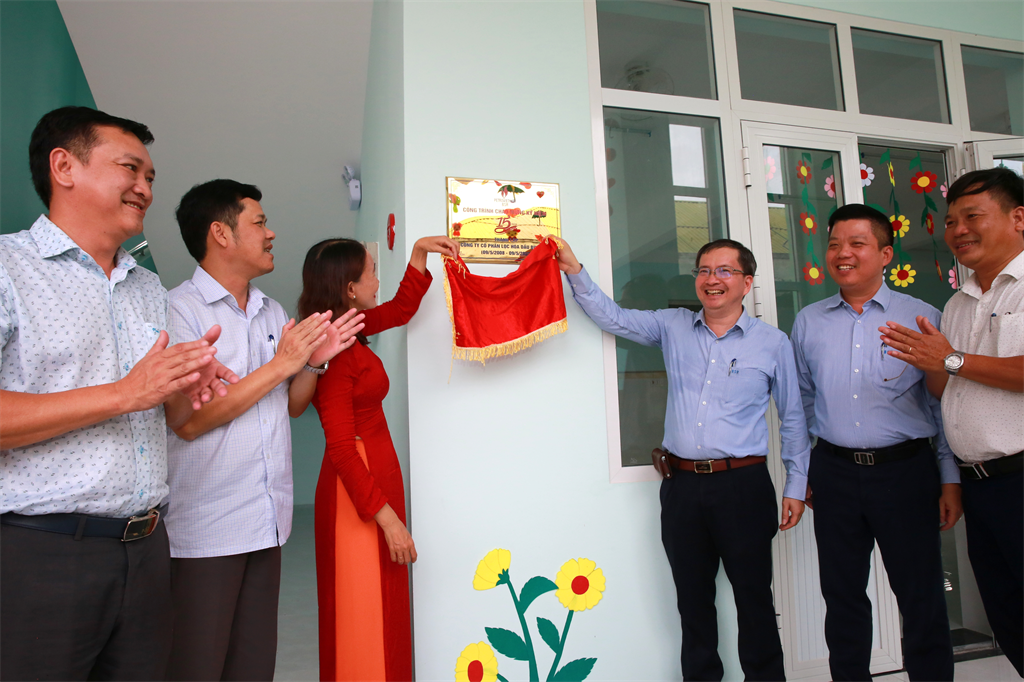 Các đại biểu cắt băng khánh thành Trường Mầm non Hành Đức