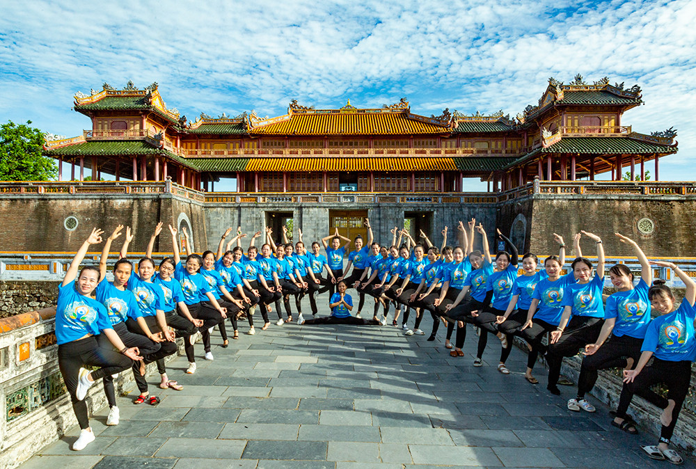 Ngày Quốc tế Yoga năm 2023 là điểm nhấn khác biệt của chương trình “Hue Sports Festival 2023”- Ngày hội Thể thao vì sức khỏe cộng đồng hưởng ứng cuộc vận động “Toàn dân rèn luyện thân thể theo gương Bác Hồ vĩ đại” của tỉnh Thừa Thiên Huế. Ngày Quốc tế Yoga năm 2023 là điểm nhấn khác biệt của chương trình “Hue Sports Festival 2023”- Ngày hội Thể thao vì sức khỏe cộng đồng hưởng ứng cuộc vận động “Toàn dân rèn luyện thân thể theo gương Bác Hồ vĩ đại” của tỉnh Thừa Thiên Huế.