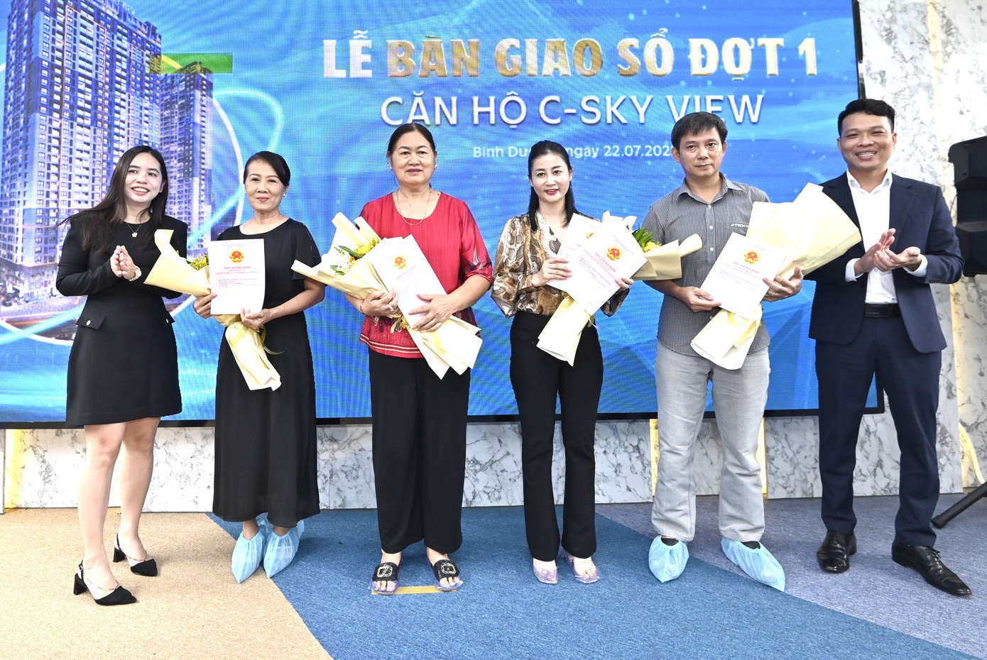 Người dân nhận sổ hồng Người dân nhận sổ hồng