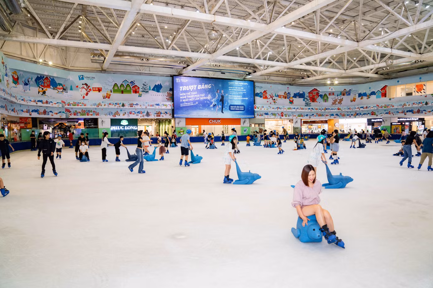 Vincom Mega Mall Royal City tiên phong mang đến trải nghiệm khác biệt cho khách hàng với sân trượt băng trong nhà đầu tiên tại Việt Nam