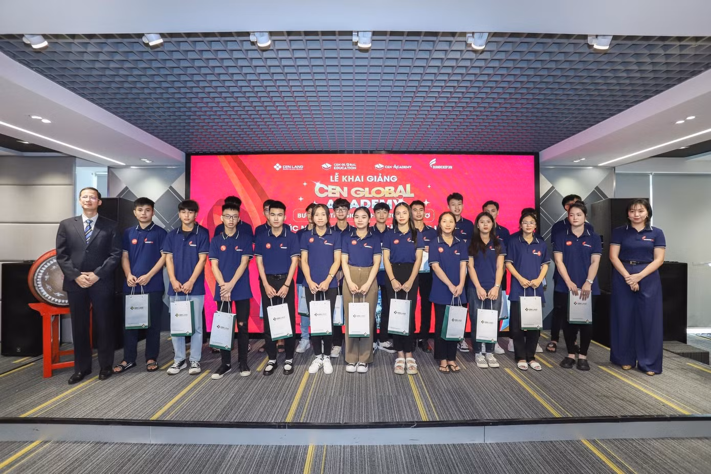 Các bạn học viên nhận quà của Học viện toàn cầu Cen Global Academy trong ngày khai giảng