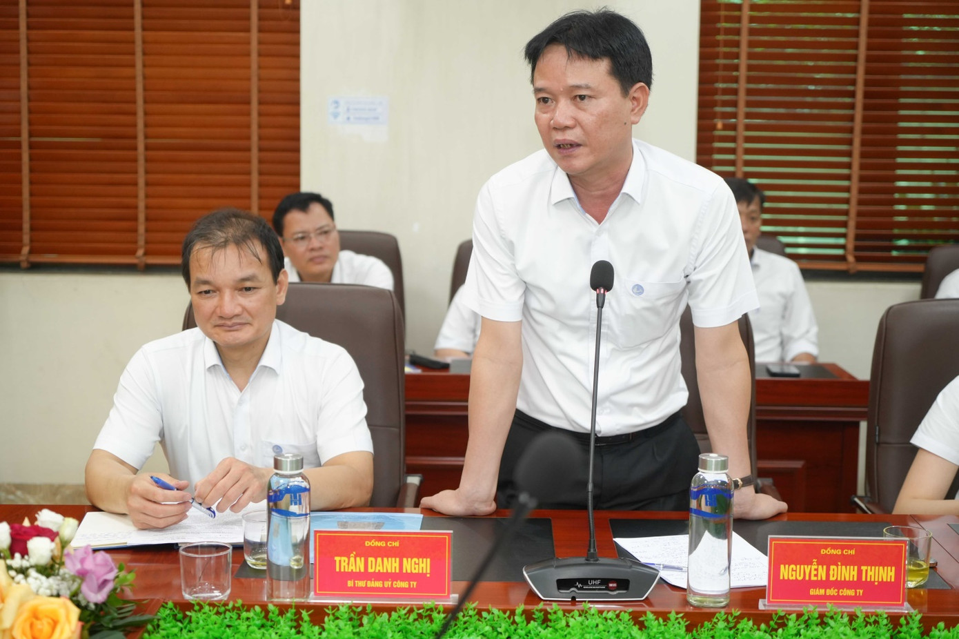 Đồng chí Nguyễn Đình Thịnh - Giám đốc Công ty Than Hạ Long báo cáo kết quả SXKD 6 tháng đầu năm 2023 của Công ty.