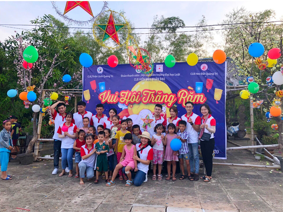 CLB Hiến máu Nhân đạo trường ĐH Luật Huế trong một chuyến thiện nguyện tại Quảng Trị CLB Hiến máu Nhân đạo trường ĐH Luật Huế trong một chuyến thiện nguyện tại Quảng Trị