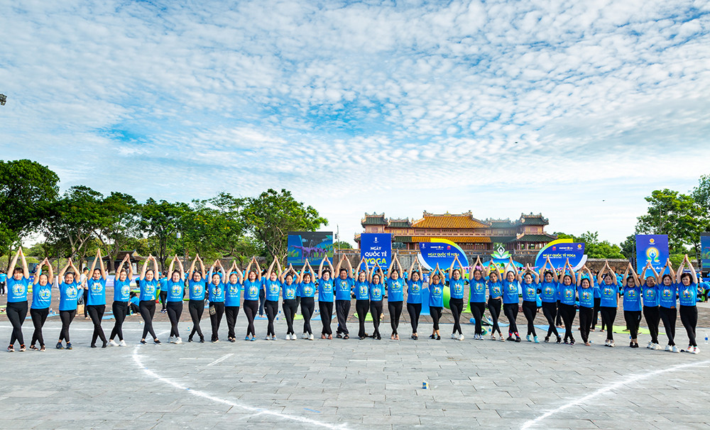 Chị T. chia sẻ; “Mình rất ấn tượng với sự kiện đồng diễn Yoga năm nay khi thiết kế sân khấu tới bố trí thảm tập thể hiện bản sắc văn hóa địa phương. Khi tham dự sự kiện, mình có được sức khỏe và tìm thấy sự an lạc trong tâm hồn, nhưng hơn cả mình cảm thấy tự hào khi góp phần quảng bá văn hóa, lịch sử của quê hương tới người dân trên cả nước”. Chị T. chia sẻ; “Mình rất ấn tượng với sự kiện đồng diễn Yoga năm nay khi thiết kế sân khấu tới bố trí thảm tập thể hiện bản sắc văn hóa địa phương. Khi tham dự sự kiện, mình có được sức khỏe và tìm thấy sự an lạc trong tâm hồn, nhưng hơn cả mình cảm thấy tự hào khi góp phần quảng bá văn hóa, lịch sử của quê hương tới người dân trên cả nước”.