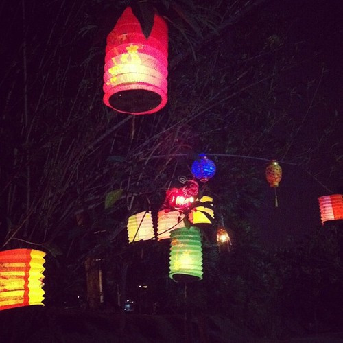 Đèn lồng rực rỡ ở khắp nơi thu hút sự chú ý của khách du lịch