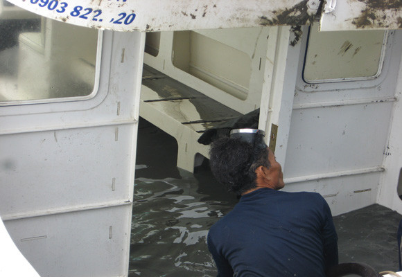Nước tràn vào lênh láng bên trong