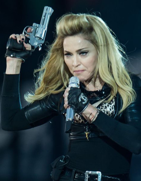 Madonna và hình ảnh bạo lực trên sân khấu
