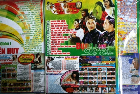 Các loại đĩa dành cho thiếu nhi nhưng in những hình ảnh “sexy” , quảng cáo “chuyện người lớn” được bán tràn lan tại các quầy bán đĩa trên địa bàn TP. Thanh Hóa.