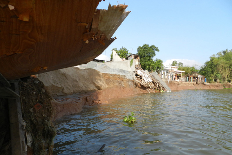 Sạt lở tiếp tục tấn công vào nhà dân