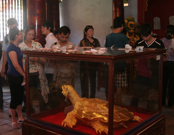 Tiền lẻ để lộn xộn ở trên mặt hộp kính rùa vàng. Tiền lẻ để lộn xộn ở trên mặt hộp kính rùa vàng