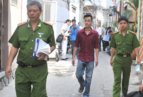 Dẫn giải Đông Anh ra xe - Ảnh: Diệp Đức Minh . Dẫn giải Đông Anh ra xe - Ảnh: Diệp Đức Minh