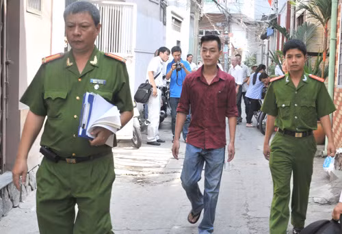 Dẫn giải Đông Anh ra xe - Ảnh: Diệp Đức Minh 