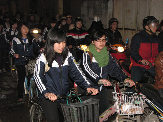 Học sinh trường THPT Đống Đa tan trường lúc 18h. Ảnh: Trường Phong