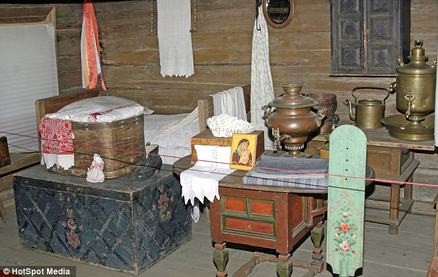 Trong tòa nhà được đặt 102 biểu tượng tô giáo