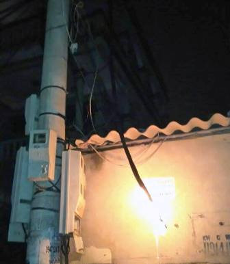 Cột điện bốc cháy, nổ như pháo hoa ảnh 1