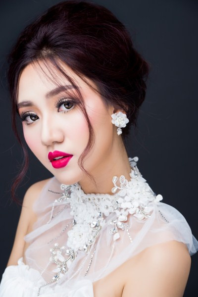 “Phù thủy” Tina Lê biến Á hậu Trà My thành quý cô quyến rũ ảnh 3