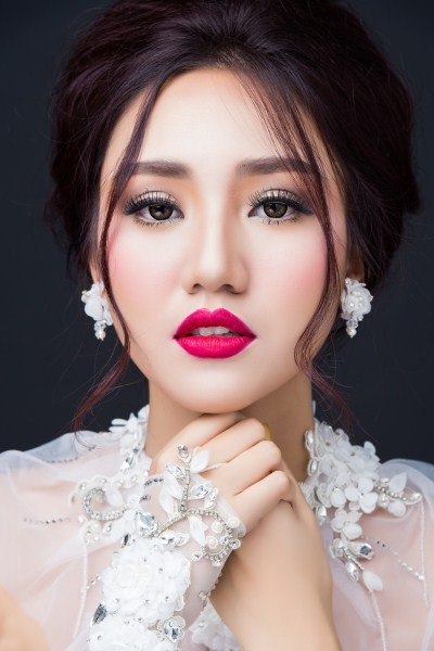 “Phù thủy” Tina Lê biến Á hậu Trà My thành quý cô quyến rũ ảnh 4