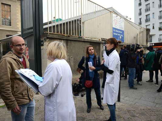 Người dân Paris xếp hàng dài hiến máu sau vụ khủng bố ảnh 6