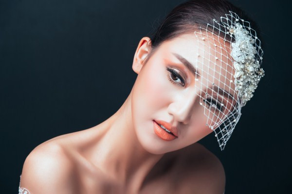 “Phù thủy” Tina Lê biến Á hậu Trà My thành quý cô quyến rũ ảnh 7