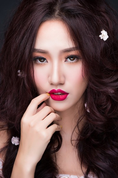 “Phù thủy” Tina Lê biến Á hậu Trà My thành quý cô quyến rũ ảnh 2