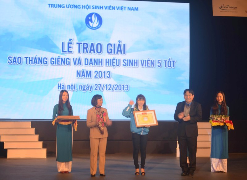 Trao giải thưởng "Sao Tháng giêng" cho 100 sinh viên suất sắc. Trao giải thưởng Sao tháng Giêng cho 100 sinh viên suất sắc