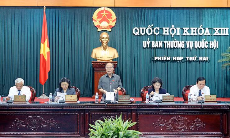 Chủ tịch Quốc hội Nguyễn Sinh Hùng điều hành phiên họp