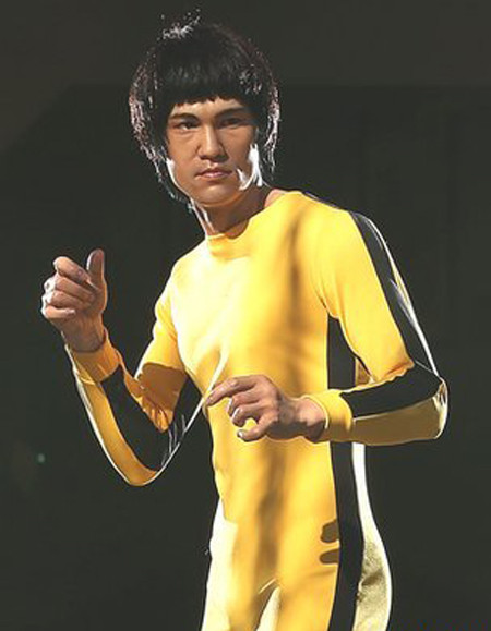 Siêu sao võ thuật Lý Tiểu Long với bộ áo liền quần màu vàng sọc đen huyền thoại trong bộ phim Game of Death năm 1972. Siêu sao võ thuật Lý Tiểu Long với bộ áo liền quần màu vàng sọc đen huyền thoại trong bộ phim Game of Death năm 1972.