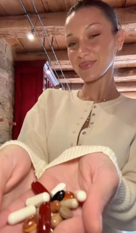 Bella Hadid duy trì thói quen uống vitamin tổng hợp mỗi ngày.