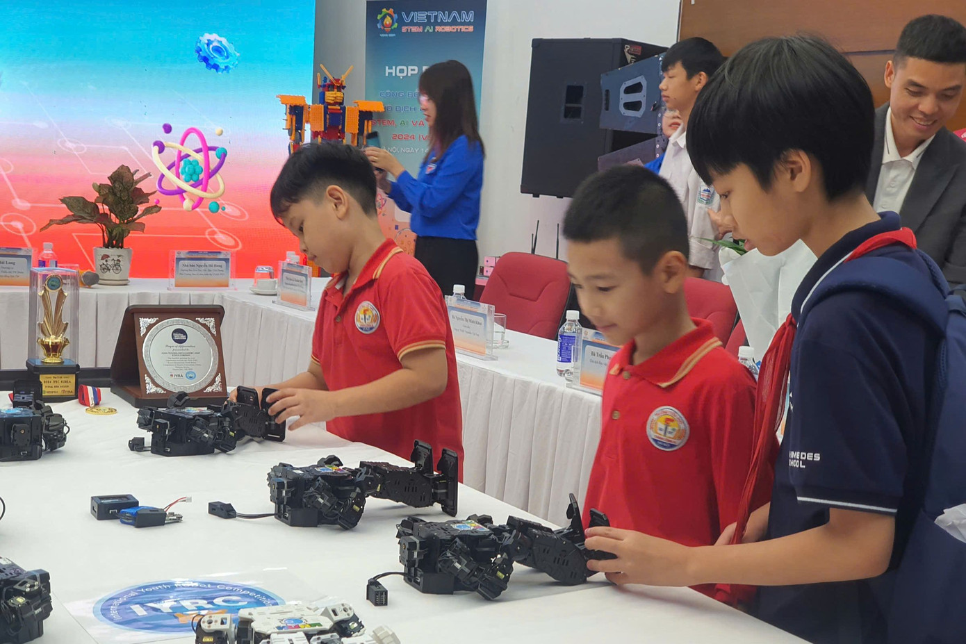 Cuộc thi không chỉ mang đến kiến thức mà còn giúp học sinh có cái nhìn tổng quan, sâu sắc về những thách thức và cơ hội trong tương lai. Cuộc thi không chỉ mang đến kiến thức mà còn giúp học sinh có cái nhìn tổng quan, sâu sắc về những thách thức và cơ hội trong tương lai.