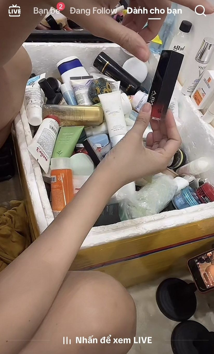 Mỹ phẩm được bán theo hệ "đổ đống", giá rẻ nhìn mà ham. Ảnh tổng hợp từ TikTok. Mỹ phẩm được bán theo hệ "đổ đống", giá rẻ nhìn mà ham. Ảnh tổng hợp từ TikTok.