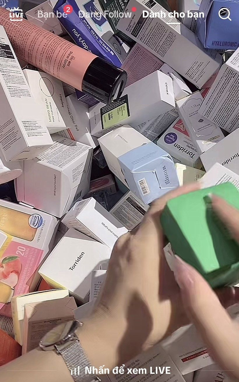Mỹ phẩm được bán với giá siêu rẻ nên luôn hút nhiều mắt xem. Ảnh tổng hợp từ TikTok. Mỹ phẩm được bán với giá siêu rẻ nên luôn hút nhiều mắt xem. Ảnh tổng hợp từ TikTok.