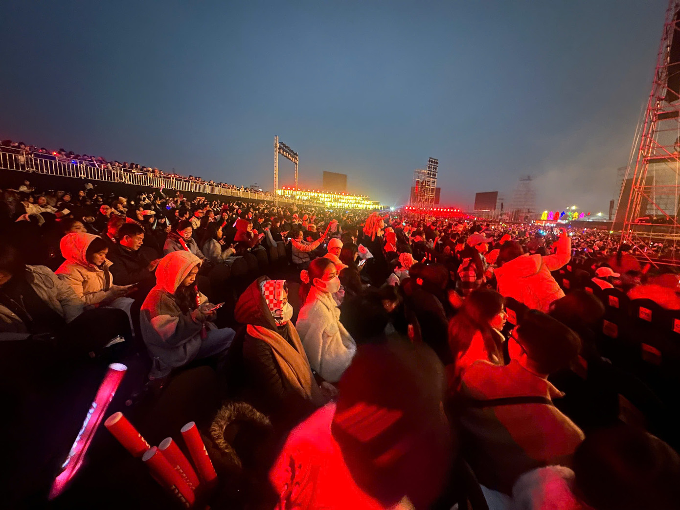 Khán giả gần như đã ngồi kín khu vực bên trong khán đài, sẵn sàng cho bữa tiệc âm nhạc.