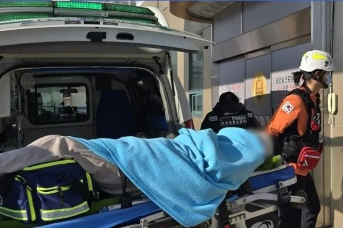 Một trong hai người sống sót được đưa ra khỏi chiếc máy bay gặp nạn. Ảnh: Yonhap.