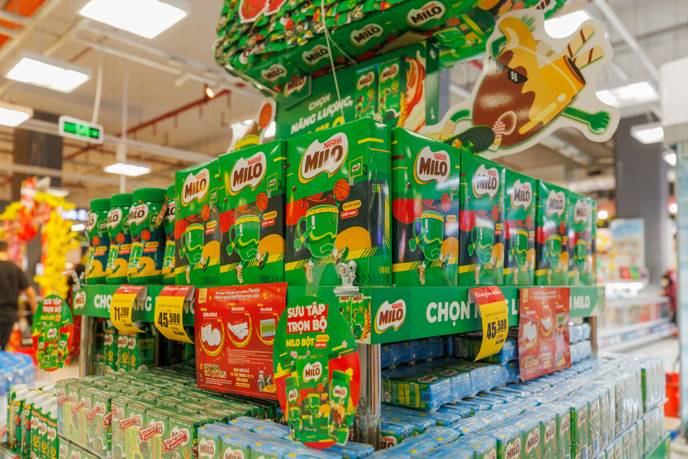 Gian hàng Tết của Nestlé cùng nhiều chương trình khuyến mãi. Gian hàng Tết của Nestlé cùng nhiều chương trình khuyến mãi.