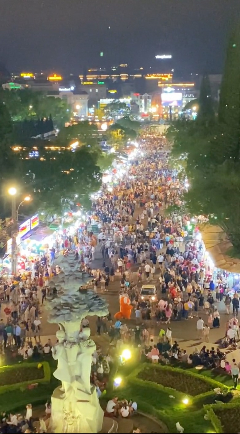 Khu vực trung tâm thành phố Đà Lạt tối 29/4. Ảnh: TikTok @Ông bố review Đà Lạt. Khu vực trung tâm thành phố Đà Lạt tối 29/4. Ảnh: TikTok @Ông bố review Đà Lạt.