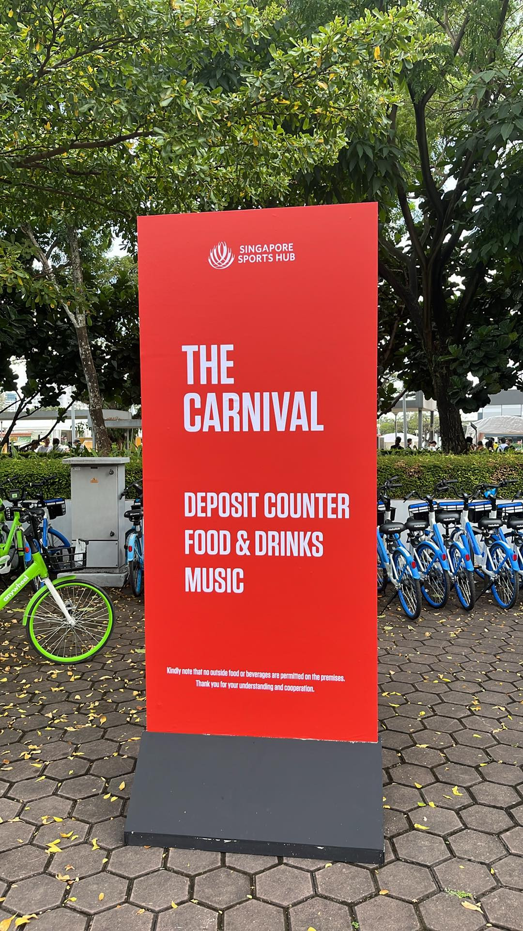 Bạn cần quay lại khu vực này (deposit counter) để gửi các đồ vật không được đem vào sân.