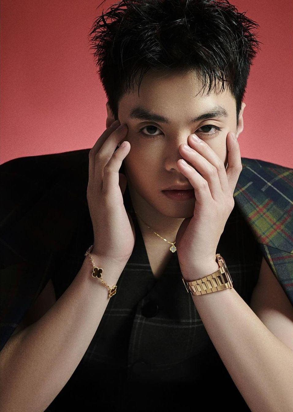 Việc nổi lên như một trào lưu trang sức của vòng cổ và vòng tay Alhambra một phần là do sự phổ biến của nó đối với giới nghệ sĩ. Việc nổi lên như một trào lưu trang sức của vòng cổ và vòng tay Alhambra một phần là do sự phổ biến của nó đối với giới nghệ sĩ.