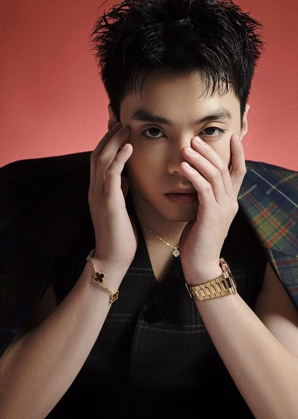 Việc nổi lên như một trào lưu trang sức của vòng cổ và vòng tay Alhambra một phần là do sự phổ biến của nó đối với giới nghệ sĩ.