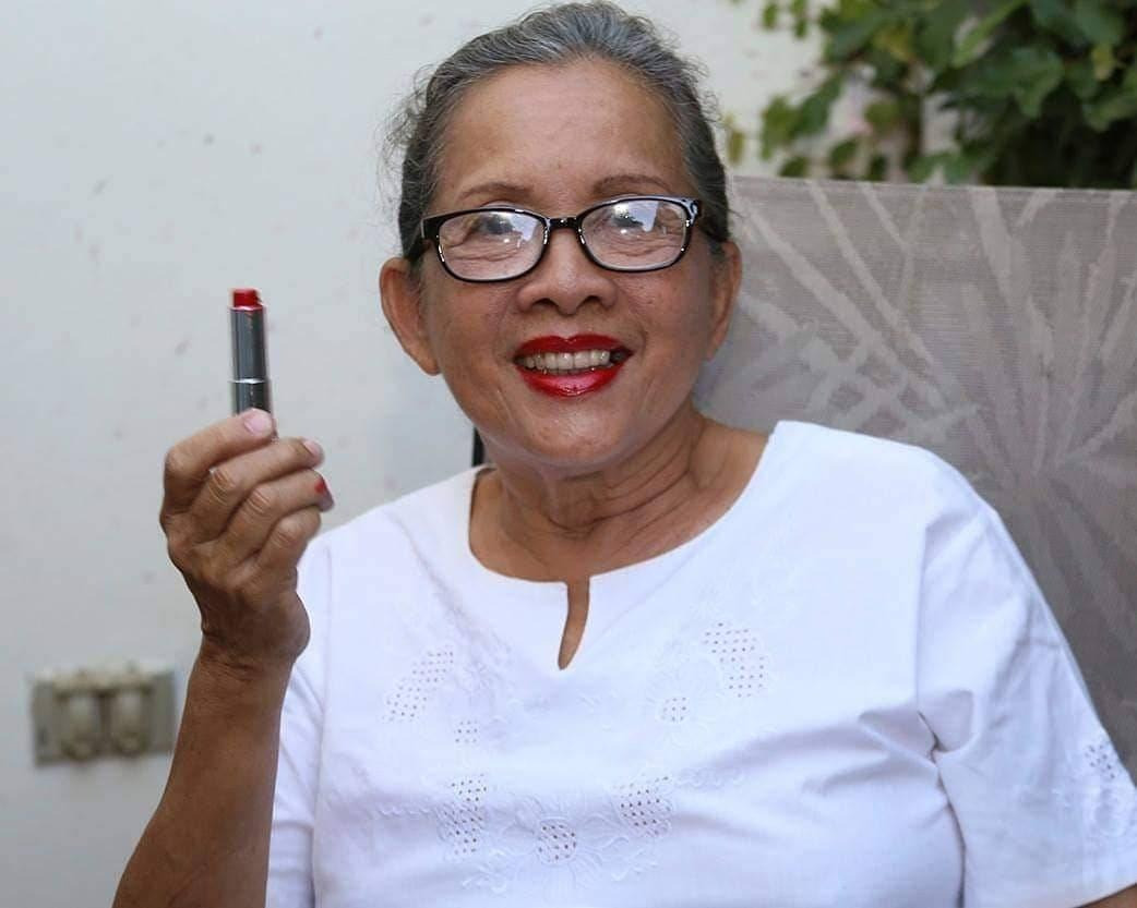 Bà Marlen Chow và cây son đỏ trứ danh. Bà Marlen Chow và cây son đỏ trứ danh.