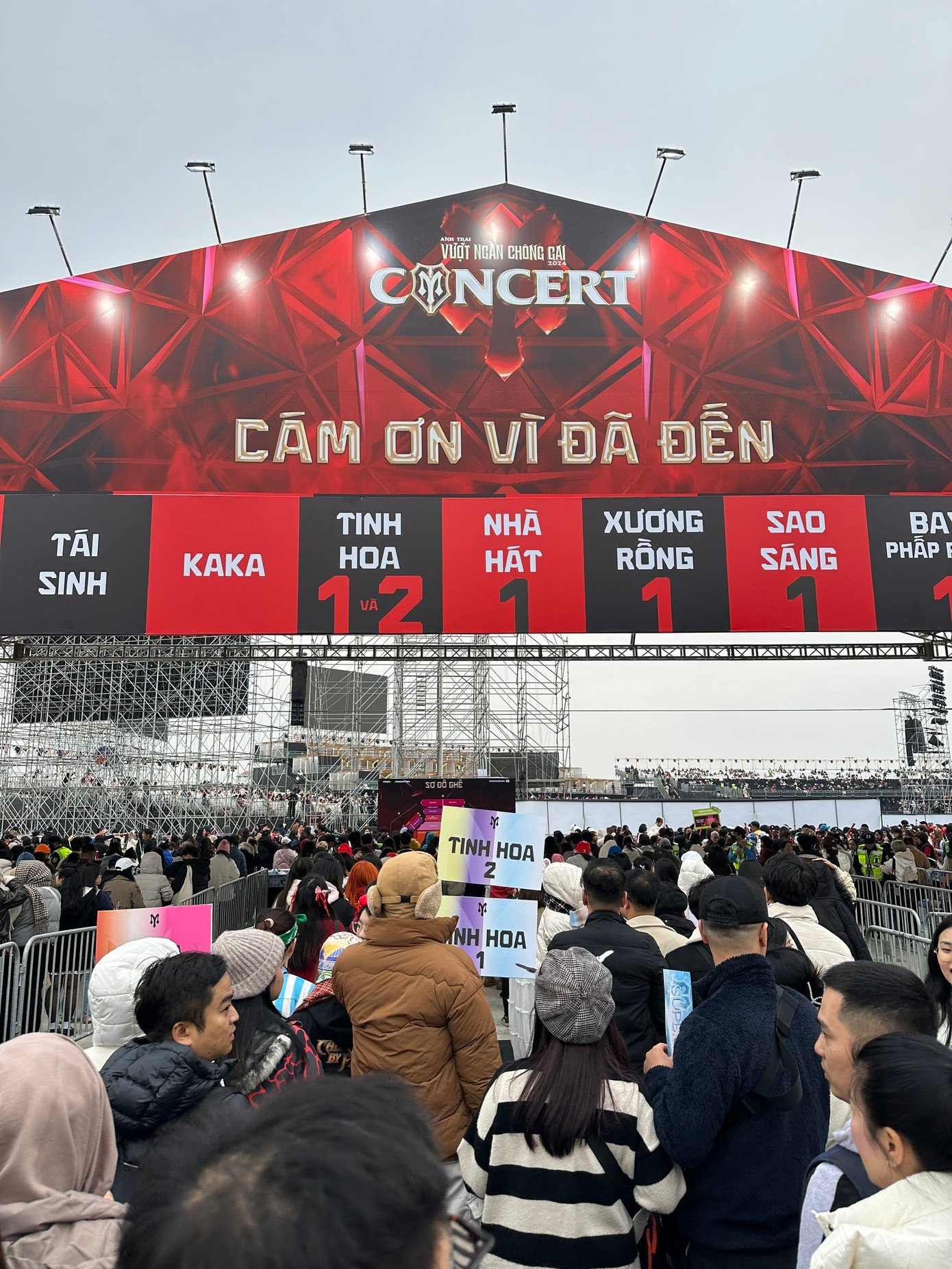 Để đến được khu vực check-in vào khán đài là một hành trình dài vì lượng người quá đông.