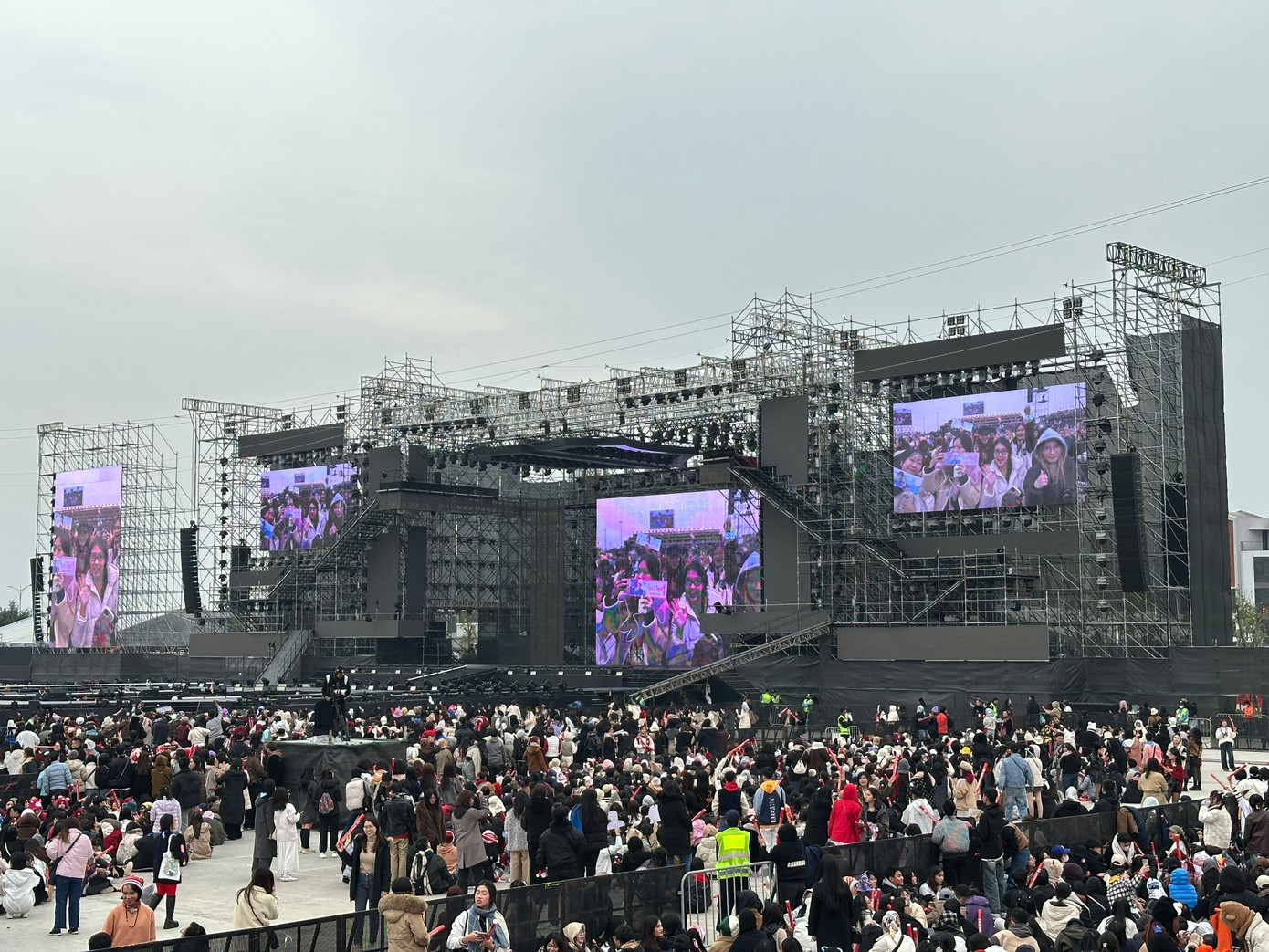 Cập nhật tình hình xếp hàng bên ngoài và trong sân hiện tại. Ảnh: Bùi Dũng/HHTO.