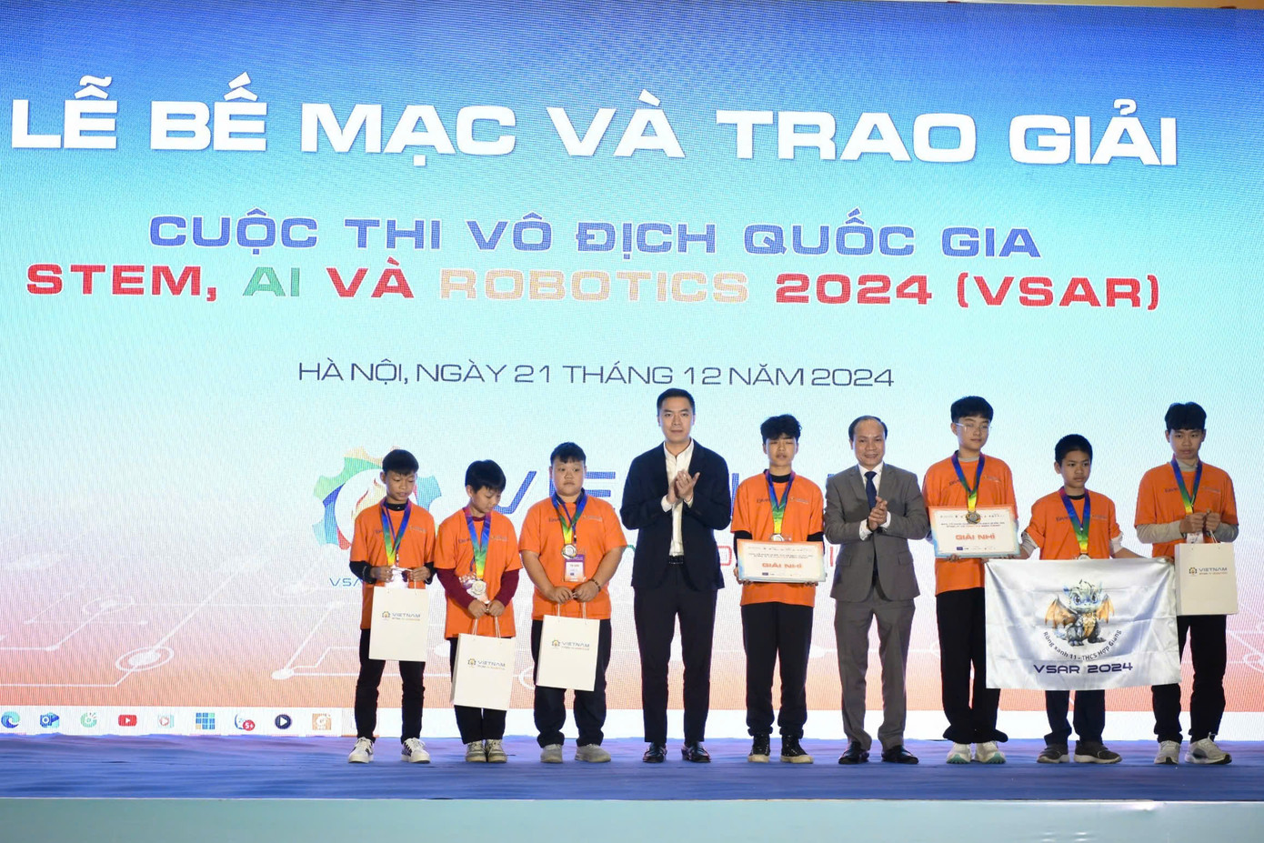 Đồng chí Hoàng Thái Nam, Ủy viên BCH, Phó Trưởng Ban Công tác Thiếu nhi Trung ương Đoàn trao giải Nhì cho các thí sinh tham gia giải đấu VSAR 2024. Đồng chí Hoàng Thái Nam, Ủy viên BCH, Phó Trưởng Ban Công tác Thiếu nhi Trung ương Đoàn trao giải Nhì cho các thí sinh tham gia giải đấu VSAR 2024.