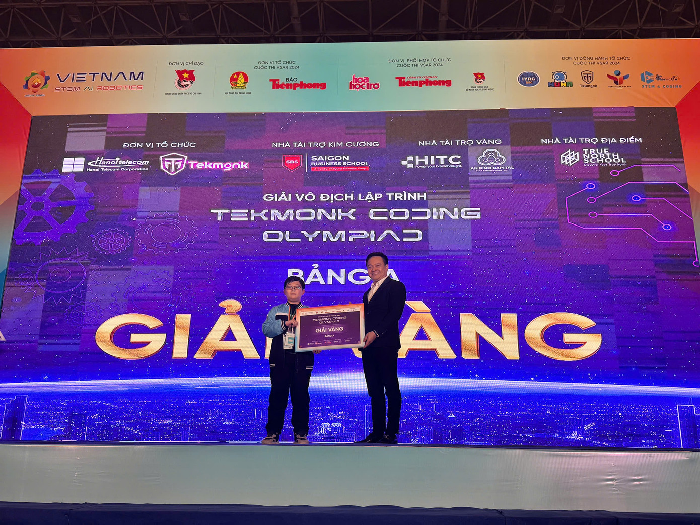 Bạn Lê Đức Minh - học sinh trường Tiểu học Kim Liên, thí sinh duy nhất đạt giải tại cả 2 bảng thi Lập trình và Sáng tạo, trong đó Đức Minh xuất sắc đạt giải Vàng bảng A (lập trình CodeCombat) và giải Bạc bảng D (sáng tạo với Chủ đề trường học tương lai). Bạn Lê Đức Minh - học sinh trường Tiểu học Kim Liên, thí sinh duy nhất đạt giải tại cả 2 bảng thi Lập trình và Sáng tạo, trong đó Đức Minh xuất sắc đạt giải Vàng bảng A (lập trình CodeCombat) và giải Bạc bảng D (sáng tạo với Chủ đề trường học tương lai).