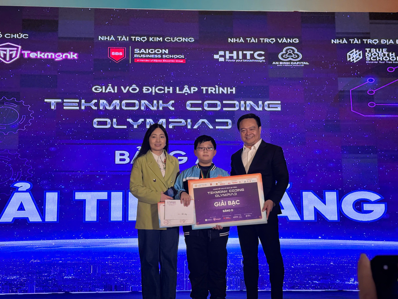 Bạn Lê Đức Minh - học sinh trường Tiểu học Kim Liên, thí sinh duy nhất đạt giải tại cả 2 bảng thi Lập trình và Sáng tạo, trong đó Đức Minh xuất sắc đạt giải Vàng bảng A (lập trình CodeCombat) và giải Bạc bảng D (sáng tạo với Chủ đề trường học tương lai). Bạn Lê Đức Minh - học sinh trường Tiểu học Kim Liên, thí sinh duy nhất đạt giải tại cả 2 bảng thi Lập trình và Sáng tạo, trong đó Đức Minh xuất sắc đạt giải Vàng bảng A (lập trình CodeCombat) và giải Bạc bảng D (sáng tạo với Chủ đề trường học tương lai).